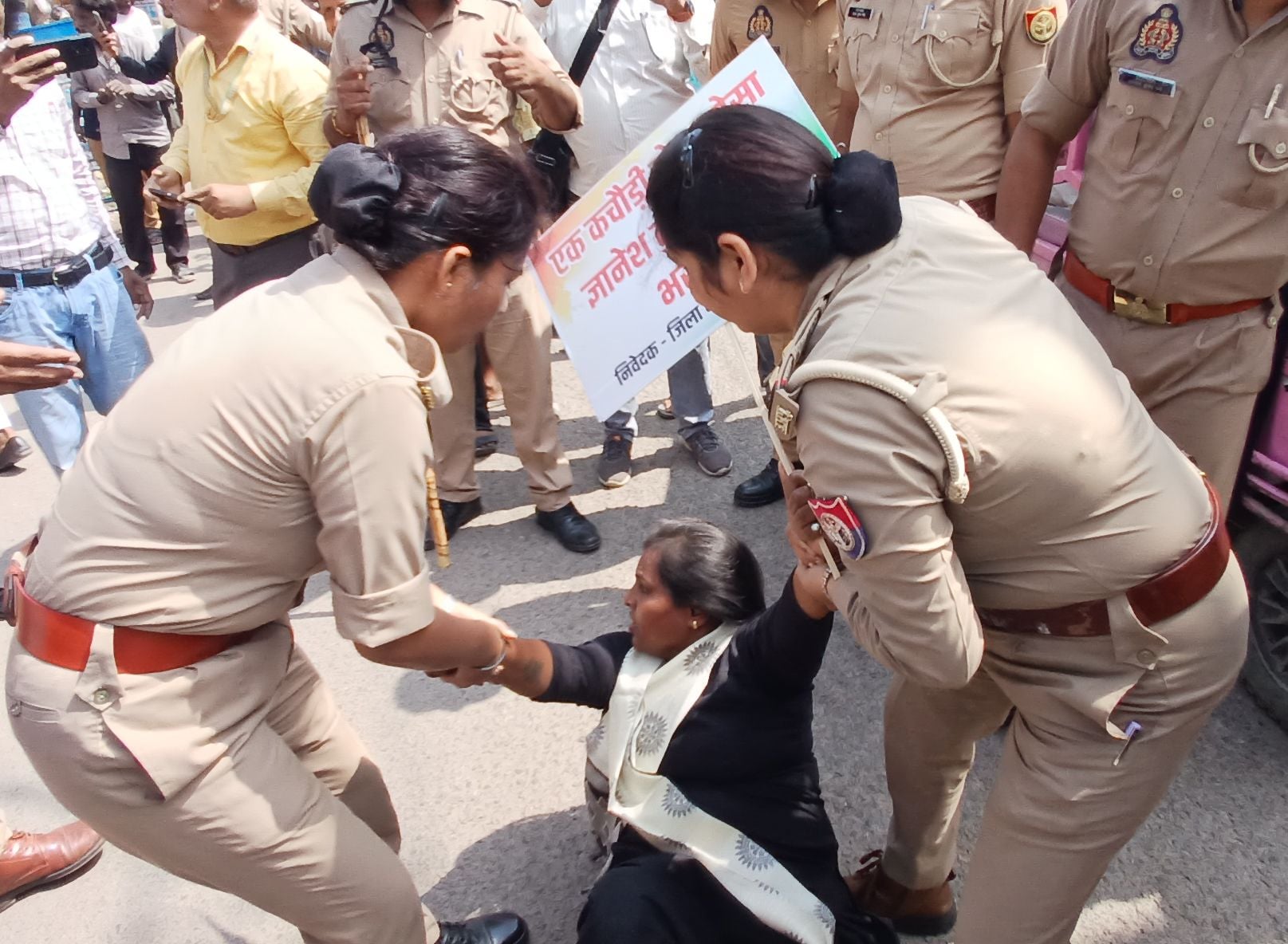 शहर में प्रदर्शन करते कांग्रेसी व करनैलगंज में फूंका गया पुतला। संवाद शहर में प्रदर्शन करते कांग्रेसी व करनैलगंज में फूंका गया पुतला। संवाद