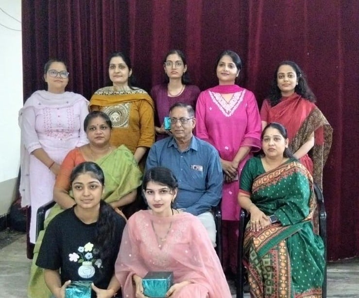 टॉपर छात्राएं प्रबंधन समिति पदाधिकारी व स्टाफ के साथ। विज्ञप्ति टॉपर छात्राएं प्रबंधन समिति पदाधिकारी व स्टाफ के साथ। विज्ञप्ति