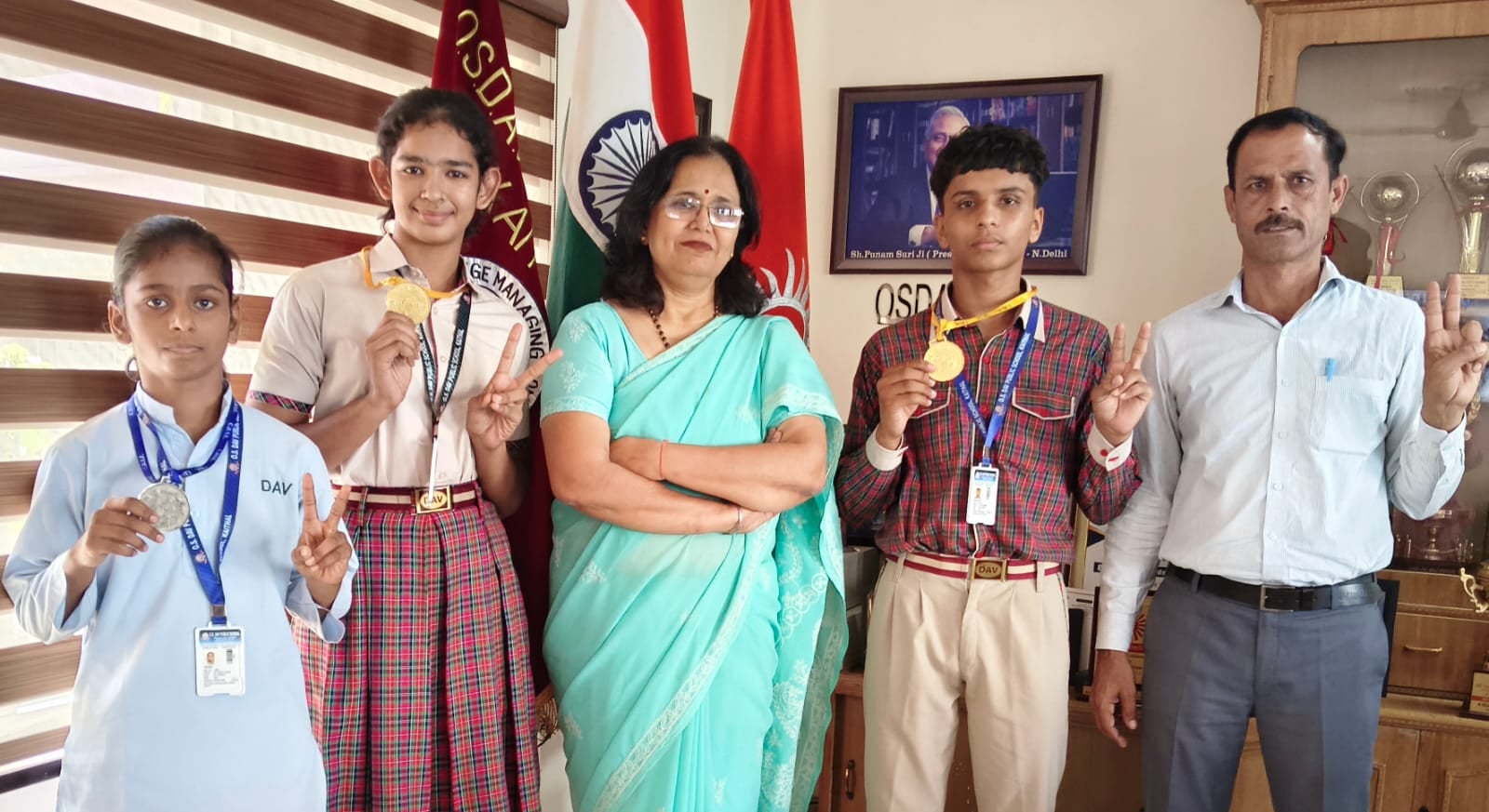 विजेता जूडो खिलाड़ियों के साथ प्राचार्या व डीपीई। विज्ञप्ति