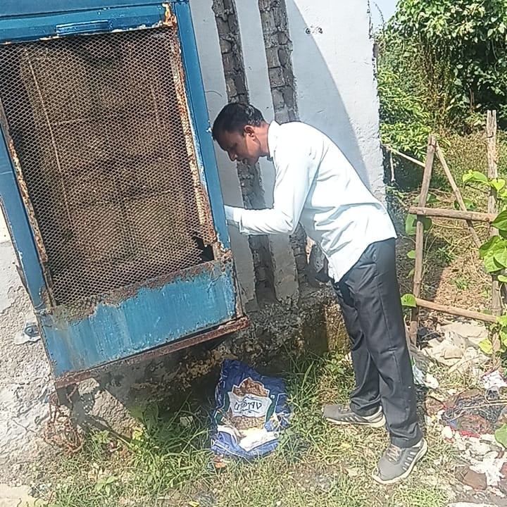 वाटर कूलर में डेंगू के लारवा की जांच करता कर्मचारी। विभाग वाटर कूलर में डेंगू के लारवा की जांच करता कर्मचारी। विभाग