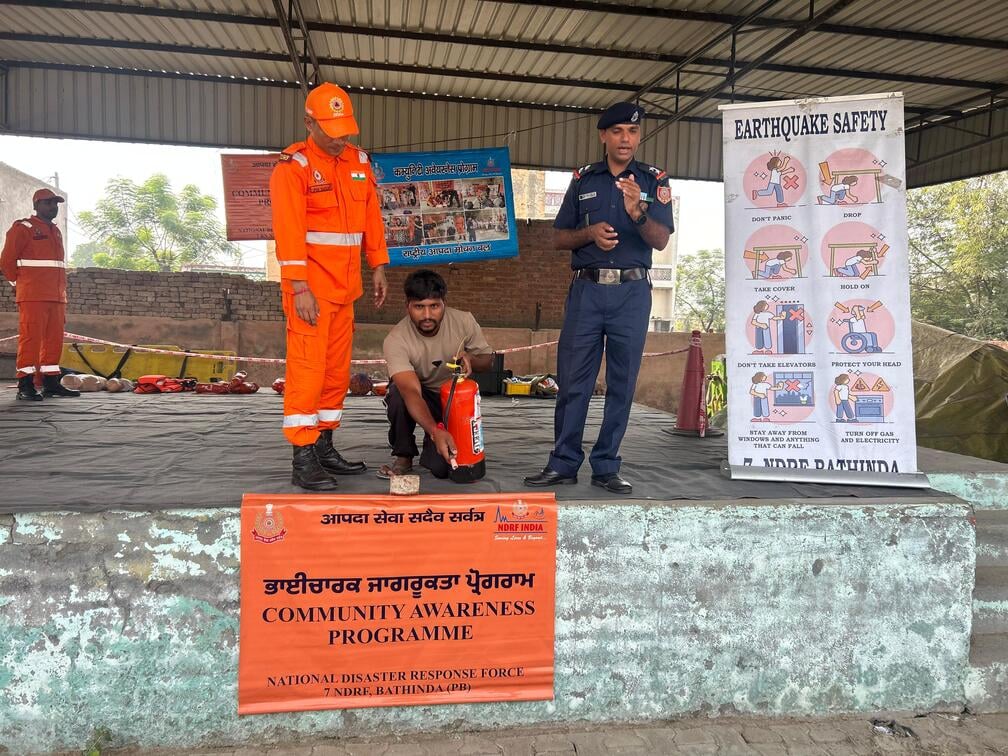 विद्यार्थियों को आपदा बचाव के बारे में जानकारी देते विशेषज्ञ। विज्ञप्ति