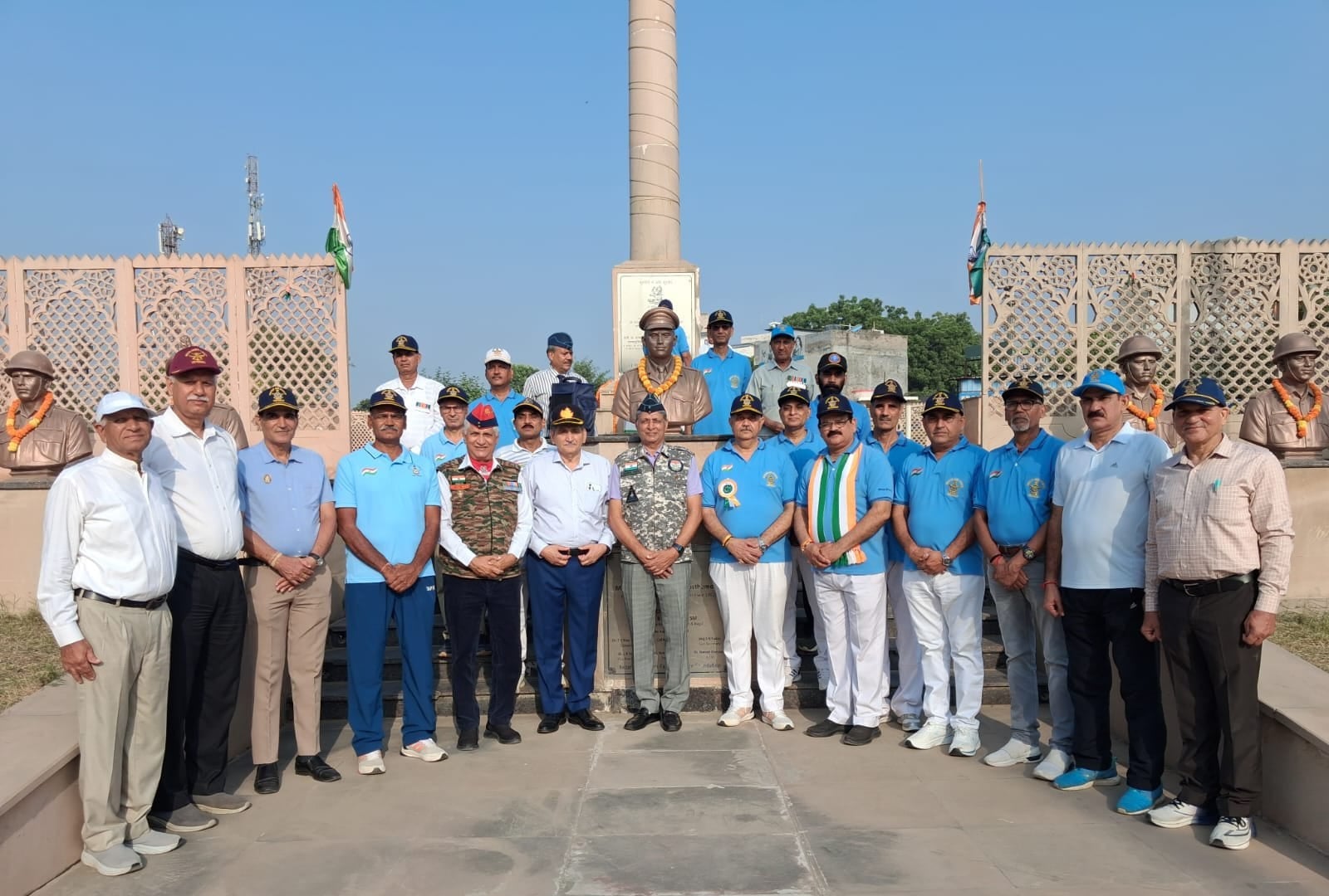वायुसेना दिवस पर रेजांगला स्मारक में शहीदों को श्रध्दांजलि देते हुए। वि वायुसेना दिवस पर रेजांगला स्मारक में शहीदों को श्रध्दांजलि देते हुए। वि