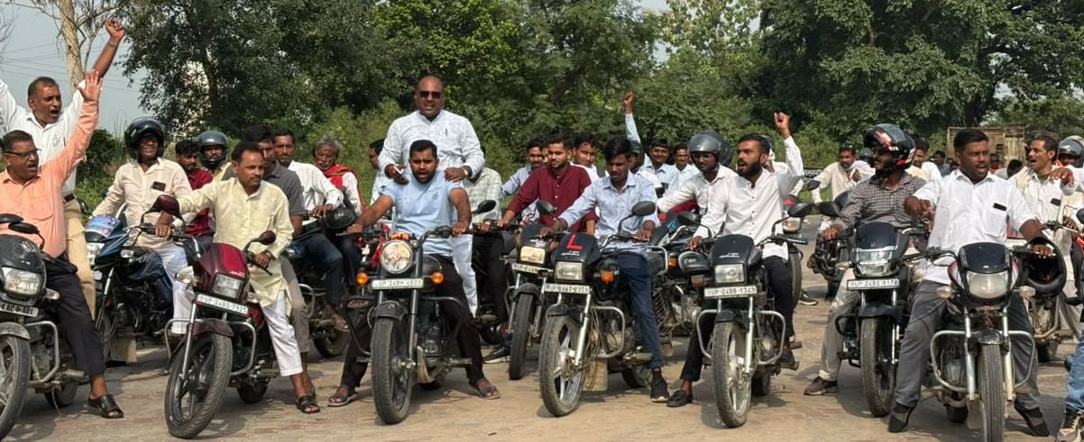 यात्रा में विधायक हरीश शाक्य के साथ शामिल हुए कार्यकर्ता। संवाद