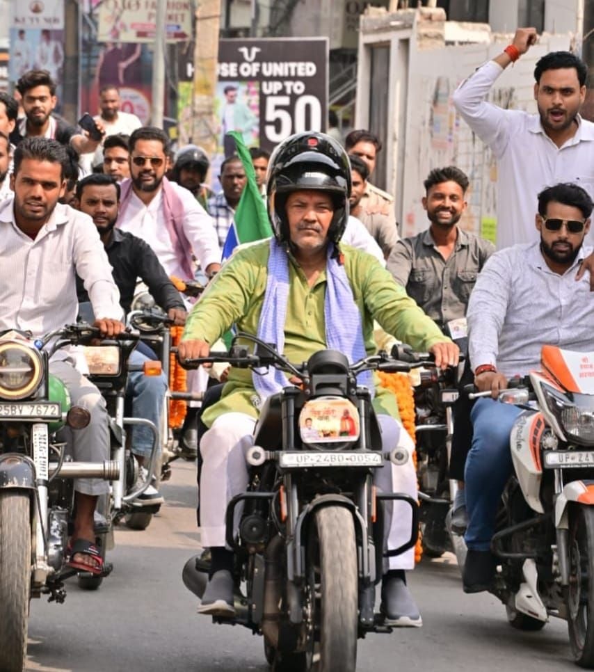 यात्रा में विधायक हरीश शाक्य के साथ शामिल हुए कार्यकर्ता। संवाद
