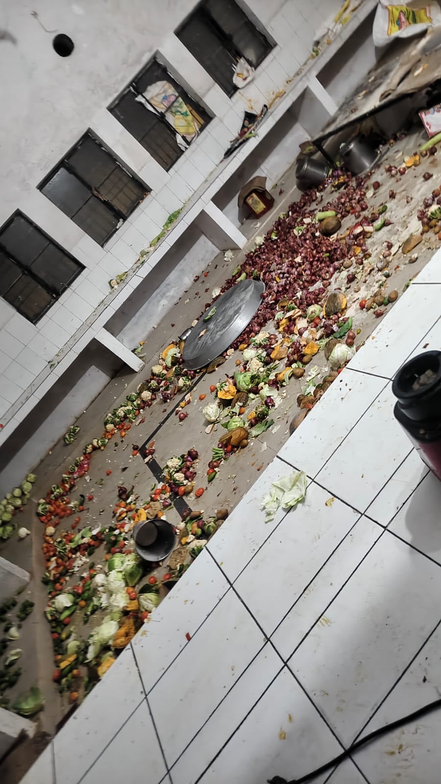 आश्रम पद्धति विद्यालय के किचन में सब्जी और दाल गिरी हुई