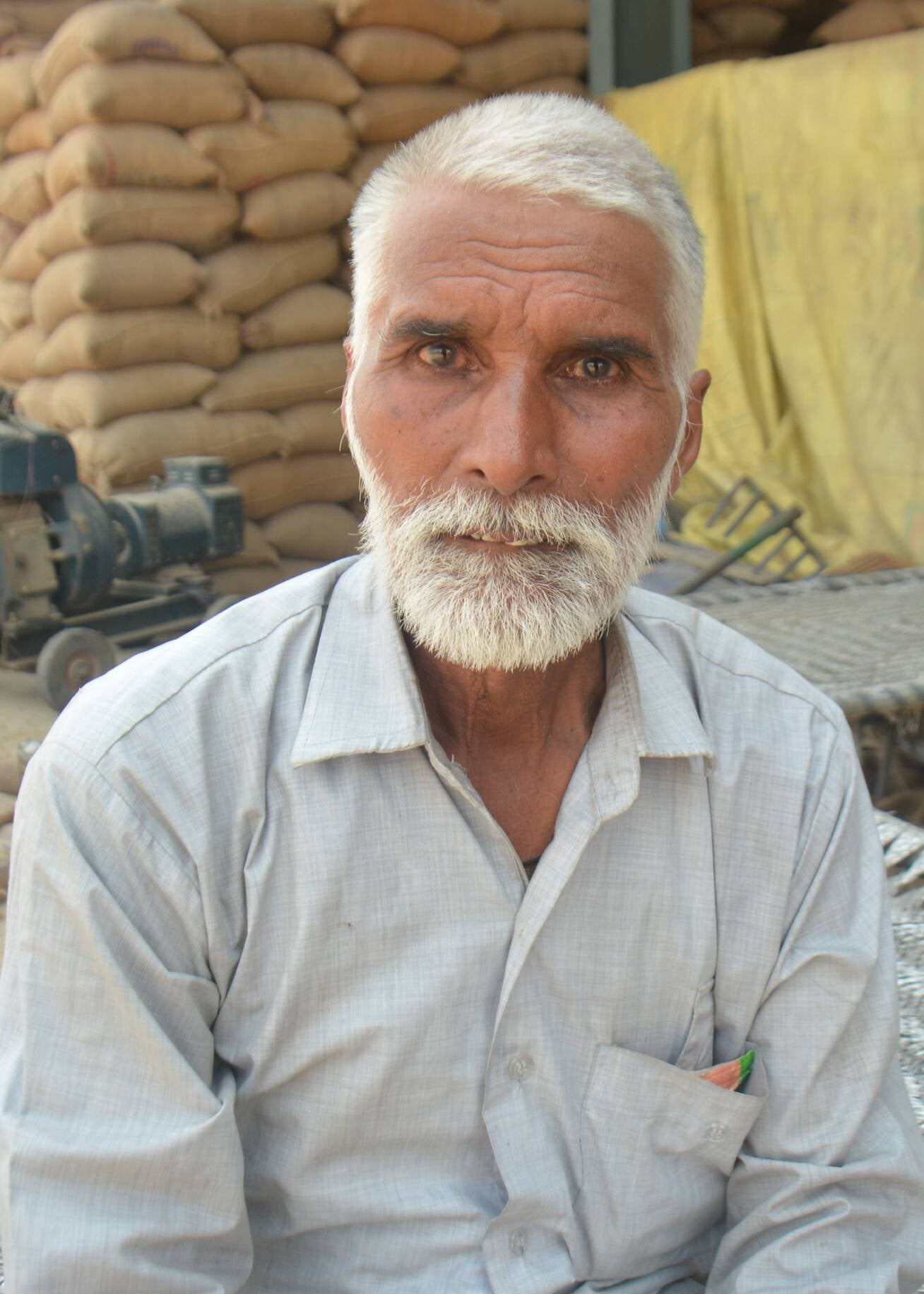 अंबाला छावनी स्थित मोहडा अनाज मंडी में वेरिफिकेशन कराते किसान परेशान होते हुए। संवाद अंबाला छावनी स्थित मोहडा अनाज मंडी में वेरिफिकेशन कराते किसान परेशान होते हुए। संवाद