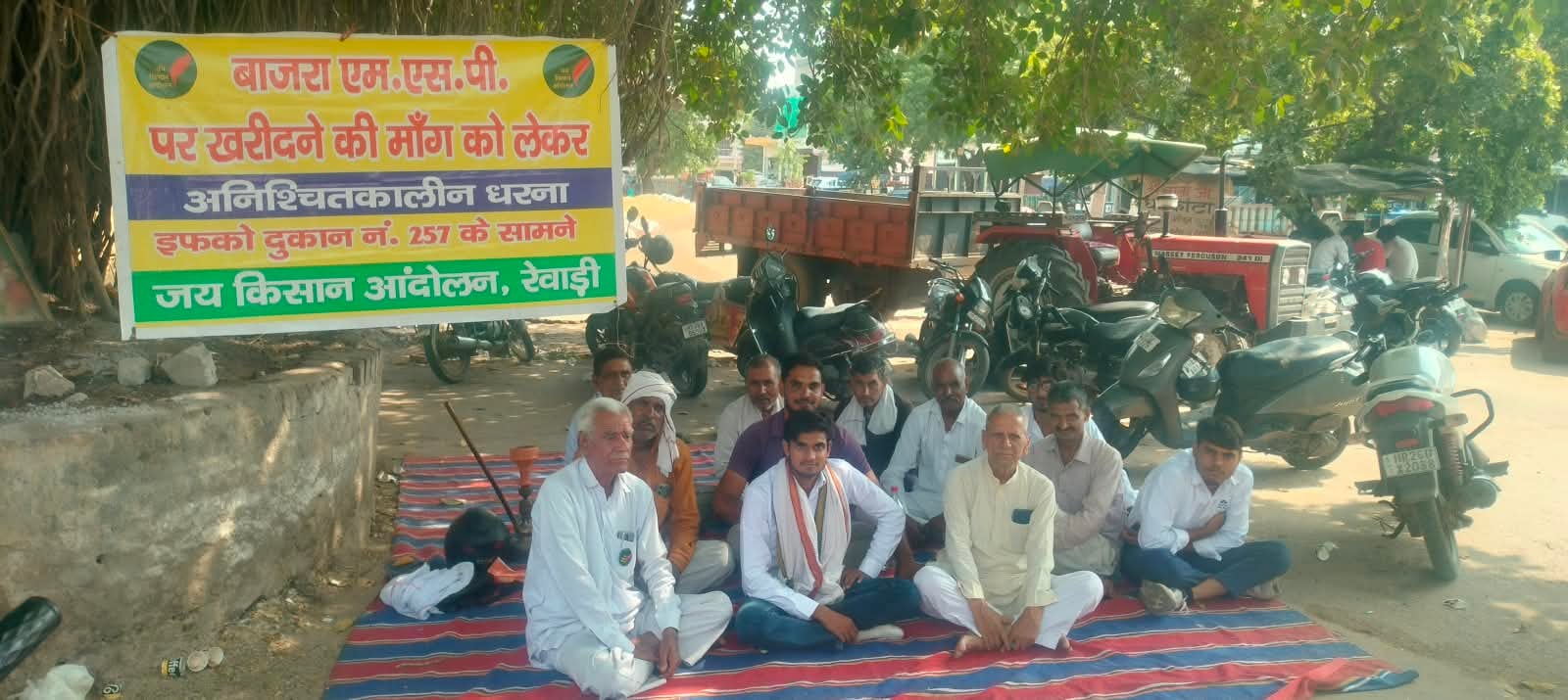 अनाज मंडी के बाहर ट्रैक्टरों की लगी कतार। संवाद अनाज मंडी के बाहर ट्रैक्टरों की लगी कतार। संवाद