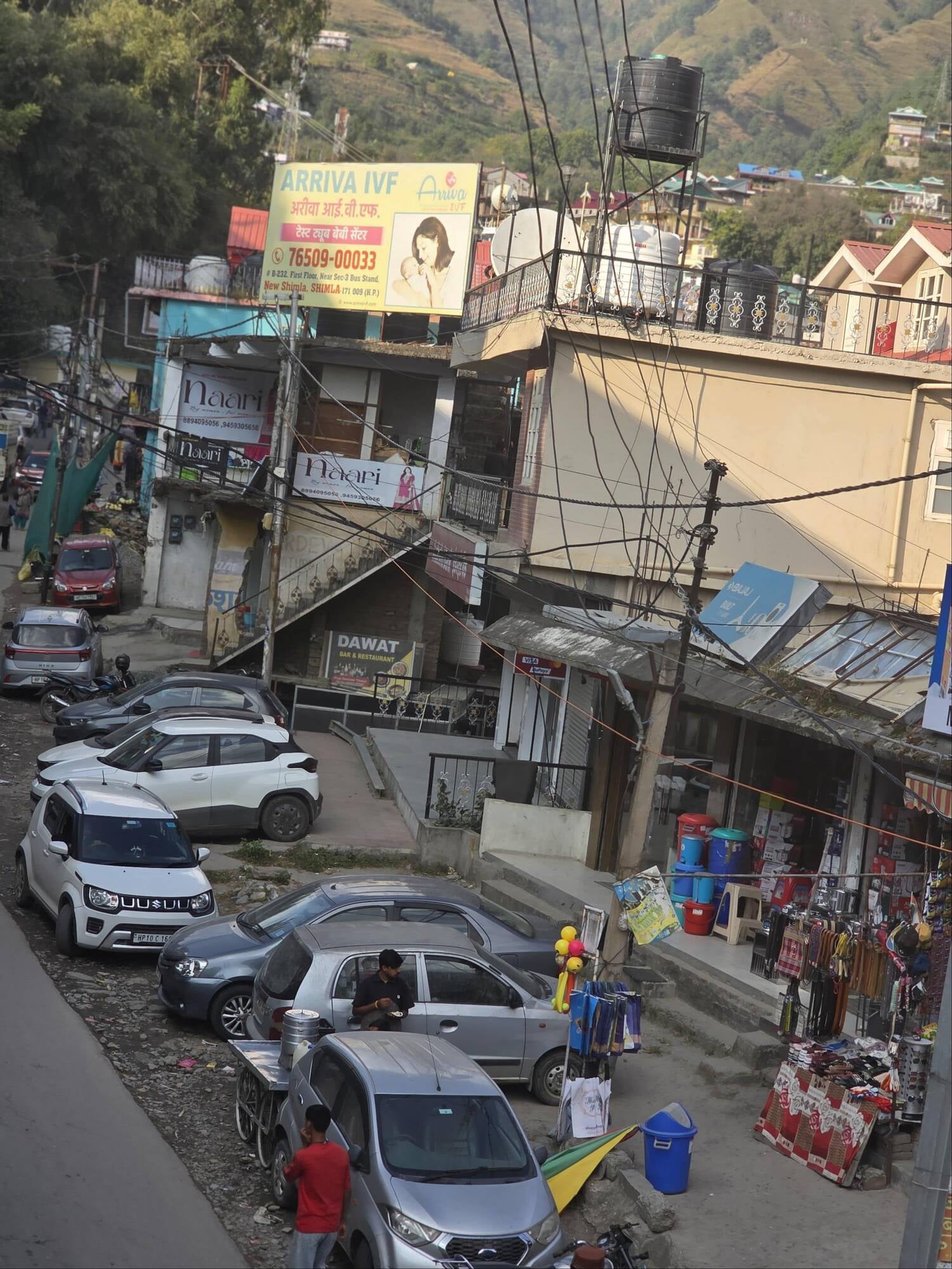 अतिक्रमण हटा खाली हुई सड़क पर स्ट्रीट वेंडर और खड़े किए गए लोगों के वाहन गई सड़क। संवाद अतिक्रमण हटा खाली हुई सड़क पर स्ट्रीट वेंडर और खड़े किए गए लोगों के वाहन गई सड़क। संवाद