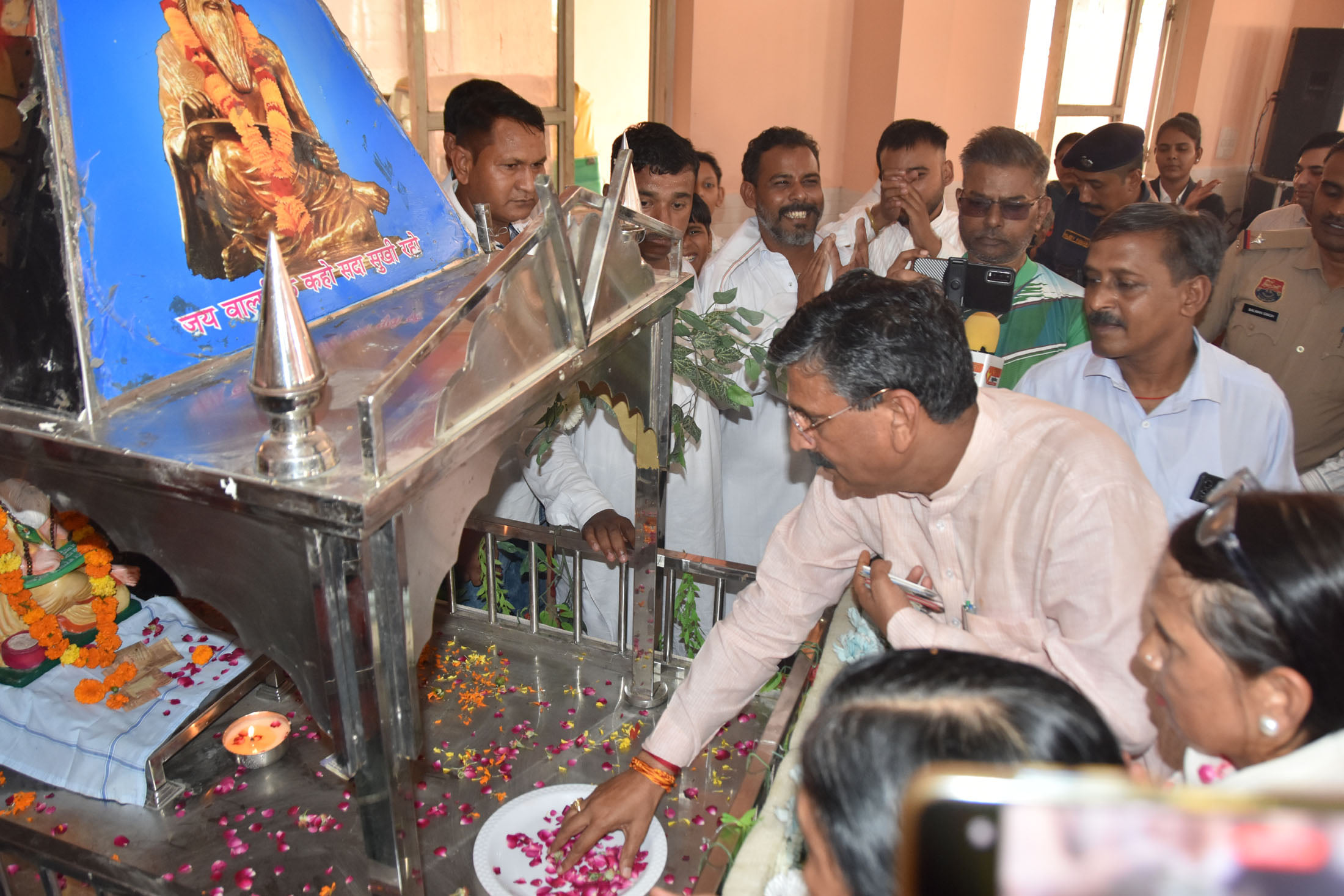 भगवान वाल्मीकि के चित्र समक्ष पुष्प अर्पित करते मंत्री कृष्ण कुमार बेदी। विज्ञप्ति