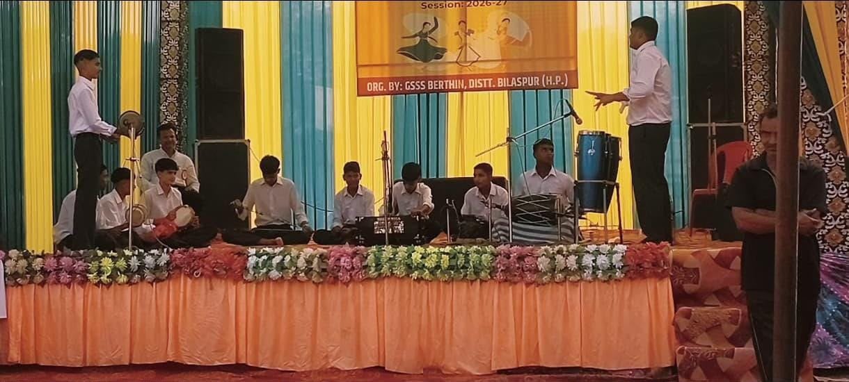 बरठीं स्कूल में जिला स्तरीय सांस्कृतिक प्रतियोगिता के शुभारंभ पर मुख्यातिथि को सम्मानित करते स् बरठीं स्कूल में जिला स्तरीय सांस्कृतिक प्रतियोगिता के शुभारंभ पर मुख्यातिथि को सम्मानित करते स्