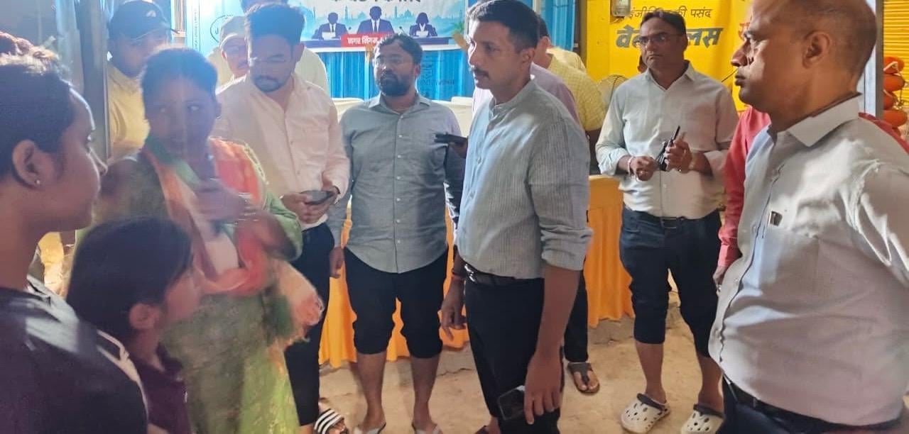 डीएम विशाखजी ने लालजी टंडन वार्ड के बाढ़ प्रभावित क्षेत्रों का निरीक्षण किया।