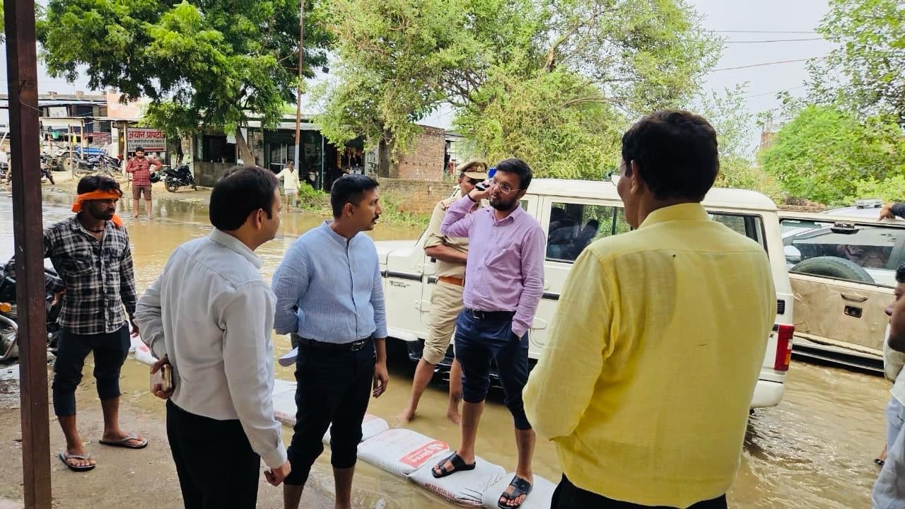 डीएम विशाखजी ने लालजी टंडन वार्ड के बाढ़ प्रभावित क्षेत्रों का निरीक्षण किया।