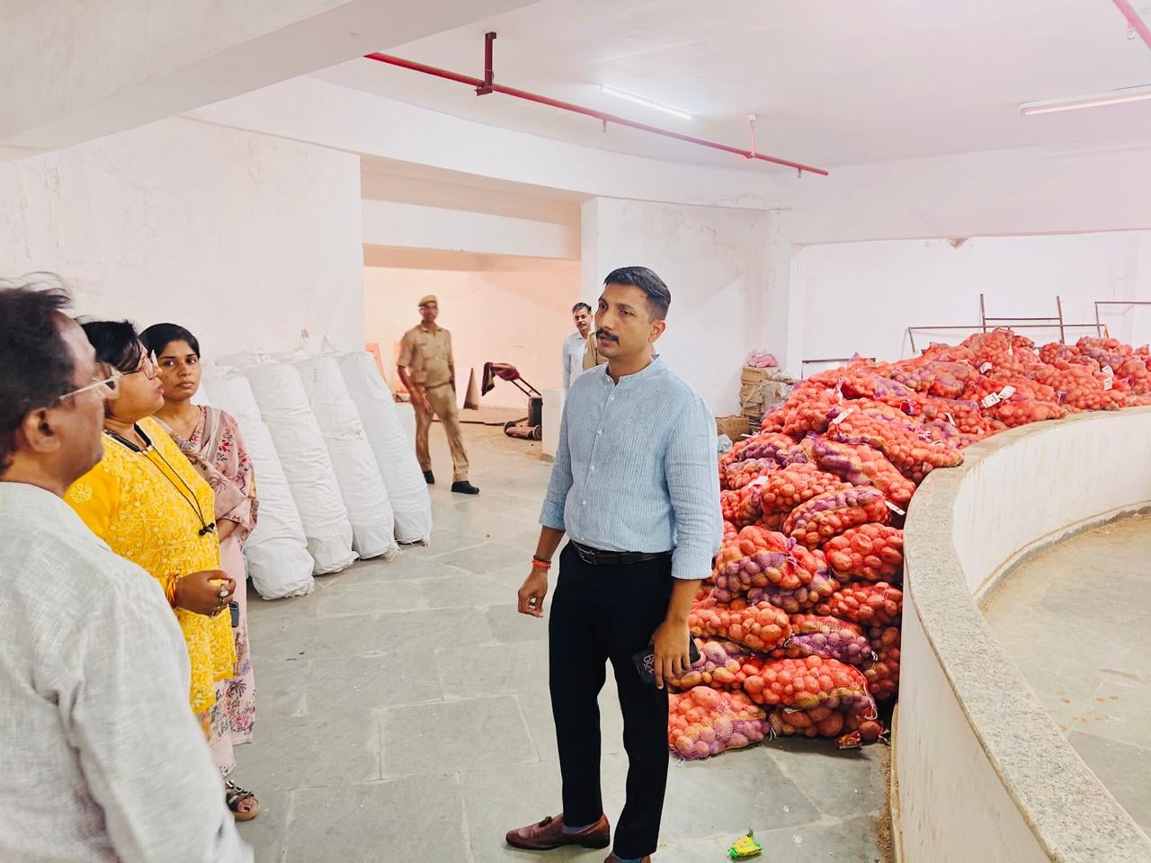 डीएम विशाखजी ने लालजी टंडन वार्ड के बाढ़ प्रभावित क्षेत्रों का निरीक्षण किया।