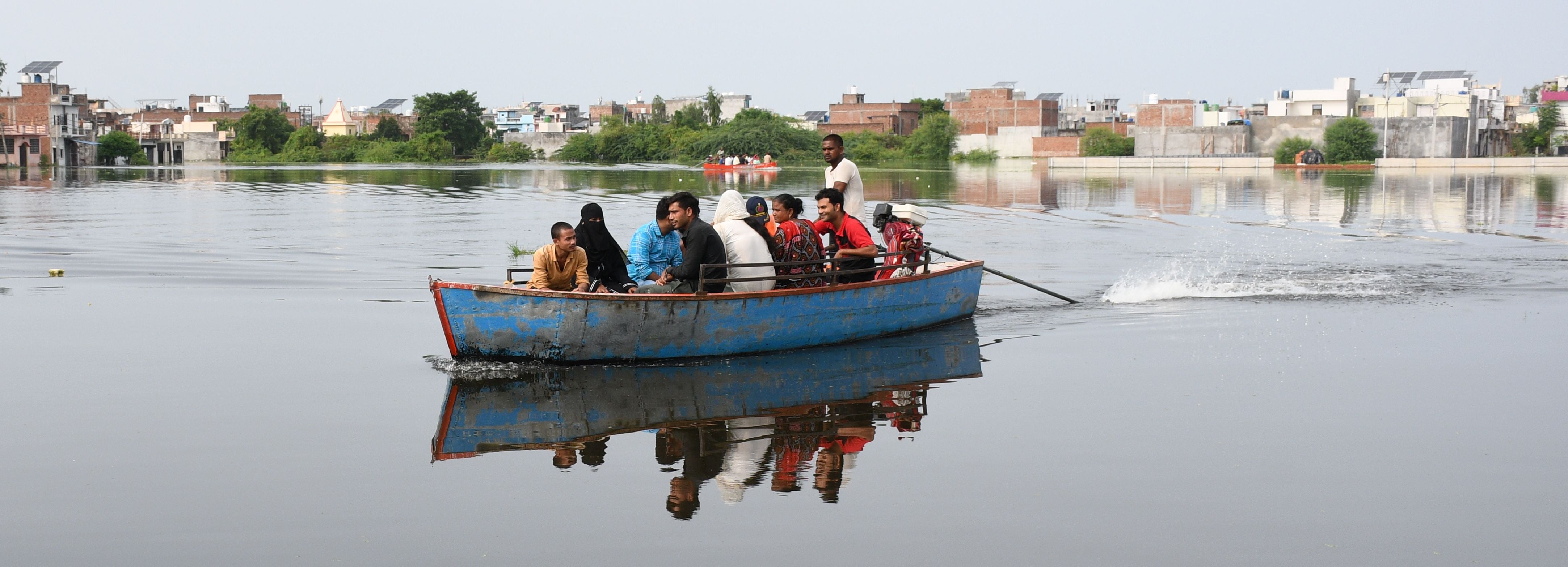 फैजुल्लागंज क्षेत्र की कॉलोनियों में भरा तीन से चार फीट तक पानी।