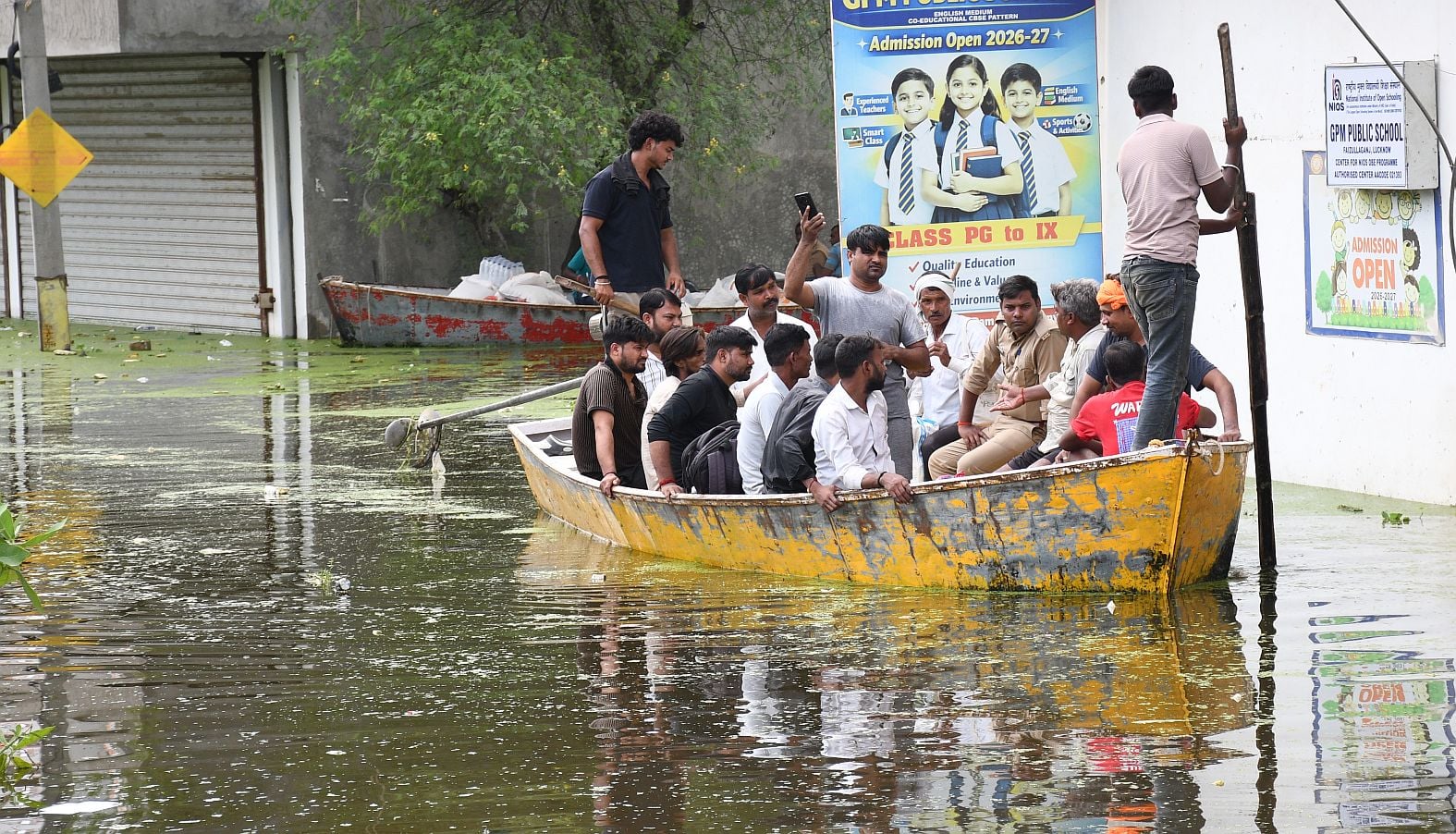 फैजुल्लागंज क्षेत्र की कॉलोनियों में भरा तीन से चार फीट तक पानी।