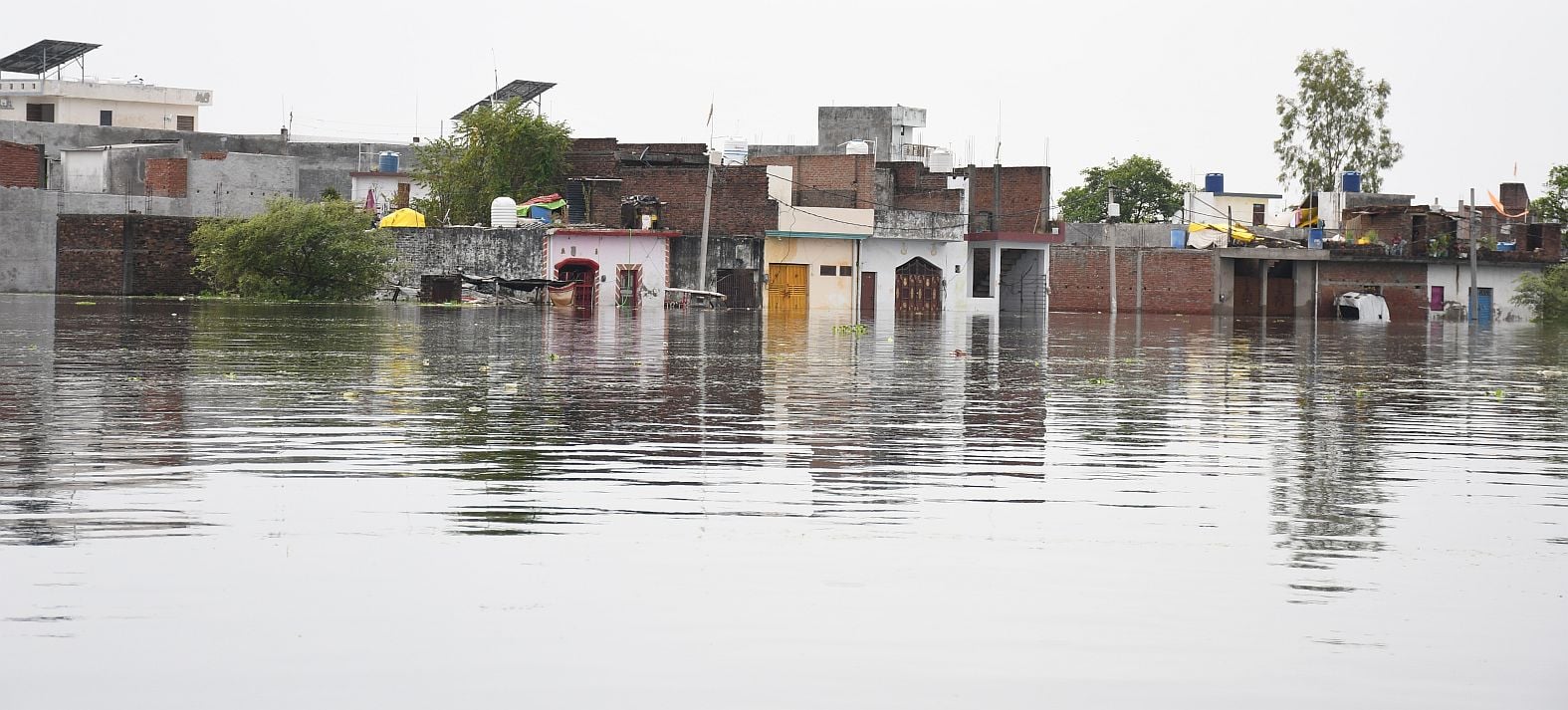 फैजुल्लागंज क्षेत्र की कॉलोनियों में भरा तीन से चार फीट तक पानी।
