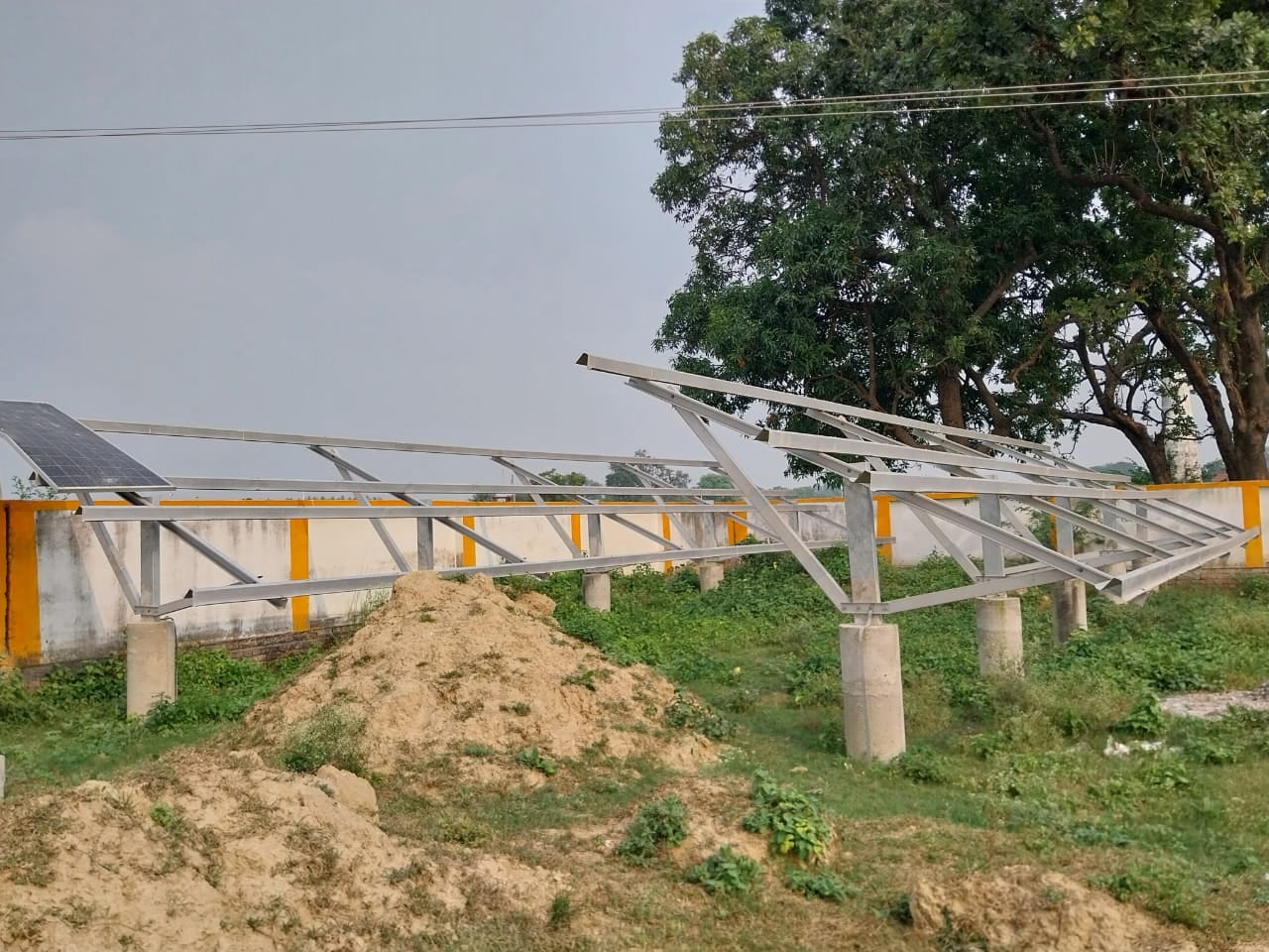 फूलपुर के भरौटी गांव में बेकार हालत में पड़ी पेयजल टंकी। फूलपुर के भरौटी गांव में बेकार हालत में पड़ी पेयजल टंकी।