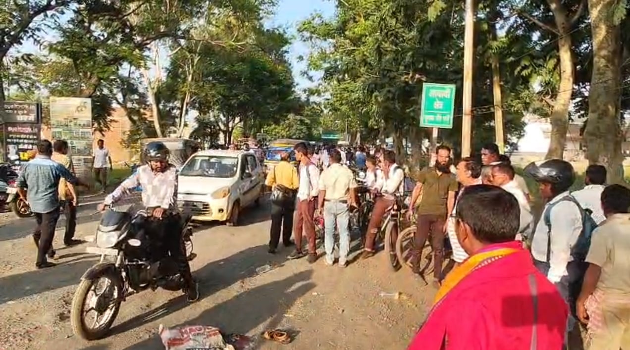 फिर हुआ सड़क हादसा,मैजिक और बाइक की टक्कर युवक की मौत।।