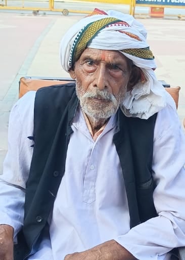 फोटो 09 सीकेटीपी 07 खांचा पुरवा में कीचड़ के बीच निकलते बच्चे। संवाद