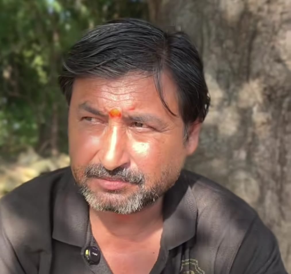 फोटो 09 सीकेटीपी 07 खांचा पुरवा में कीचड़ के बीच निकलते बच्चे। संवाद