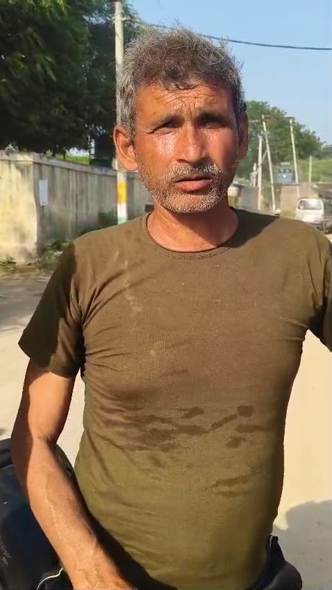 फोटो 13::सहकारी समिति चकरनगर पर खाद वितरण बंद होने के बाद खड़े किसान। संवाद फोटो 13::सहकारी समिति चकरनगर पर खाद वितरण बंद होने के बाद खड़े किसान। संवाद