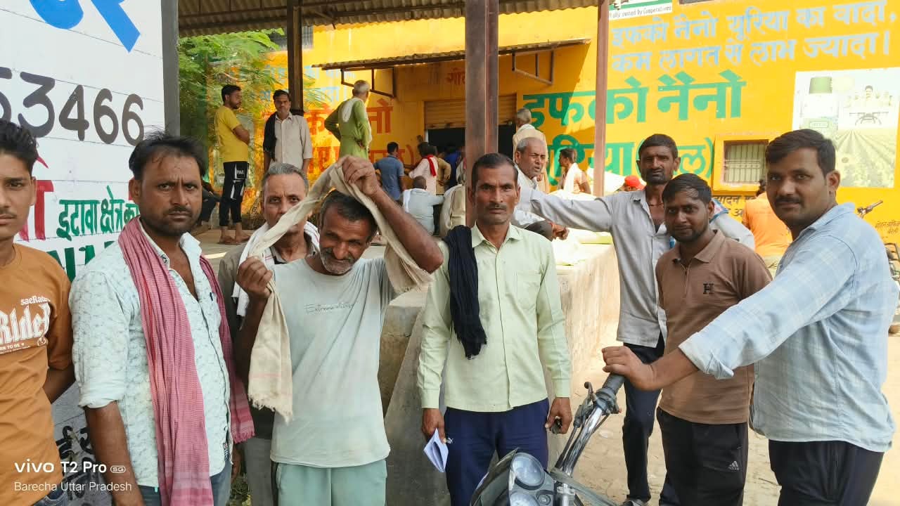 फोटो 13::सहकारी समिति चकरनगर पर खाद वितरण बंद होने के बाद खड़े किसान। संवाद फोटो 13::सहकारी समिति चकरनगर पर खाद वितरण बंद होने के बाद खड़े किसान। संवाद