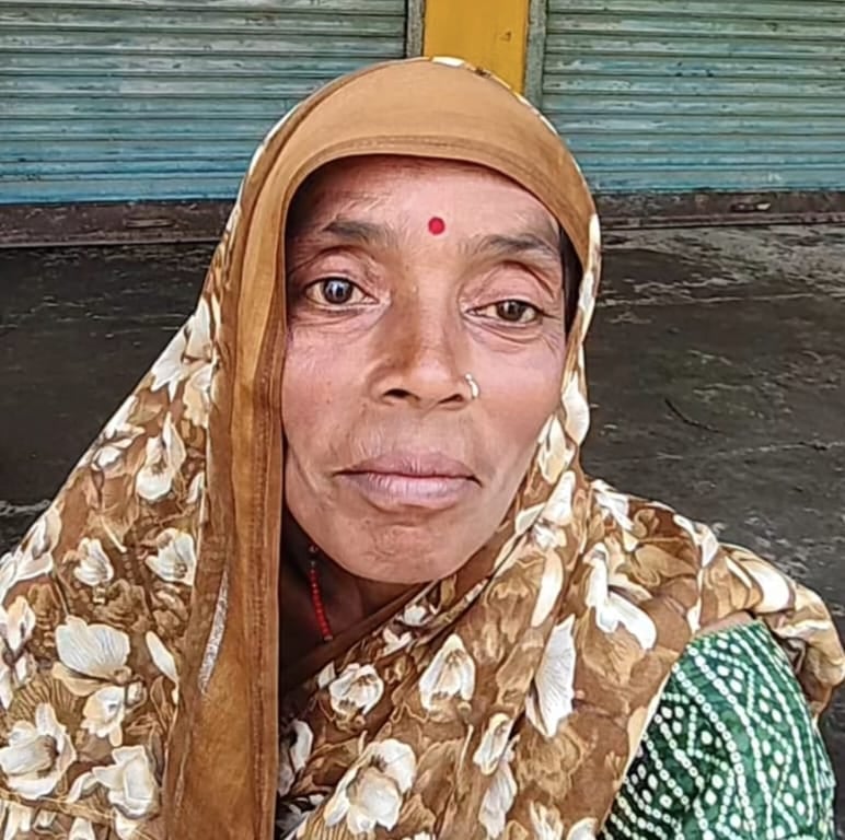 फोटो 13::सहकारी समिति चकरनगर पर खाद वितरण बंद होने के बाद खड़े किसान। संवाद फोटो 13::सहकारी समिति चकरनगर पर खाद वितरण बंद होने के बाद खड़े किसान। संवाद