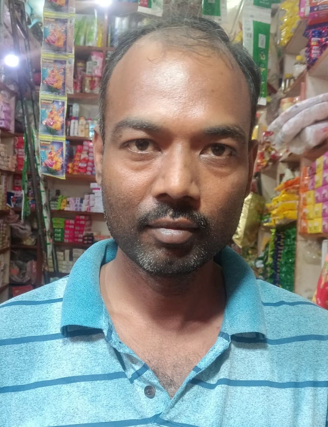 फोटो- 17- दुकान पर बिक्री के लिए सजीं माता को अर्पित करने के लिए चुनरियां। संवाद फोटो- 17- दुकान पर बिक्री के लिए सजीं माता को अर्पित करने के लिए चुनरियां। संवाद