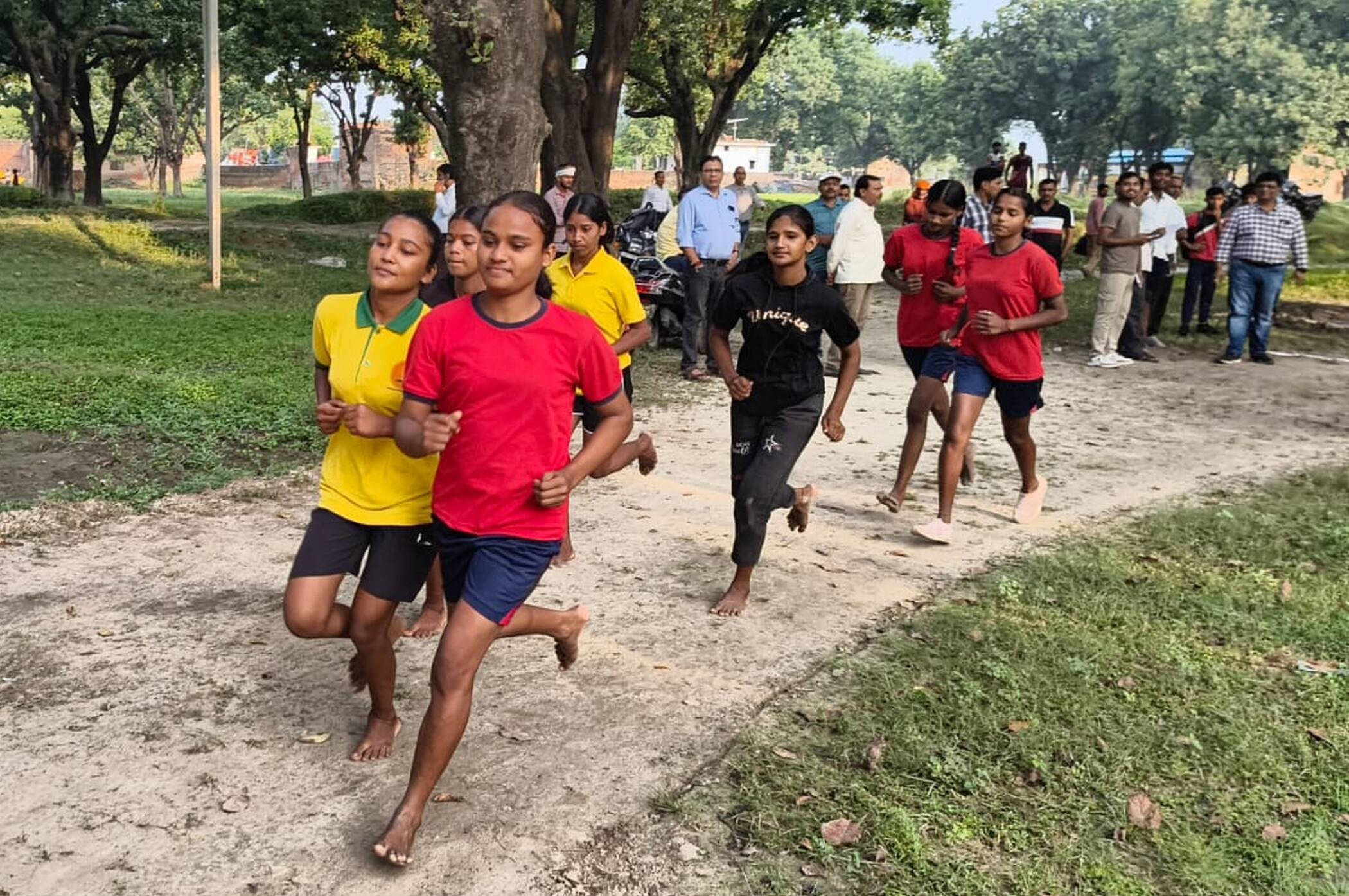 फोटो-21-धाता इंटर कॉलेज मैदान में आयोजित प्रतियोगिता में प्रतिभाग करतीं छात्राएं। संवाद फोटो-21-धाता इंटर कॉलेज मैदान में आयोजित प्रतियोगिता में प्रतिभाग करतीं छात्राएं। संवाद