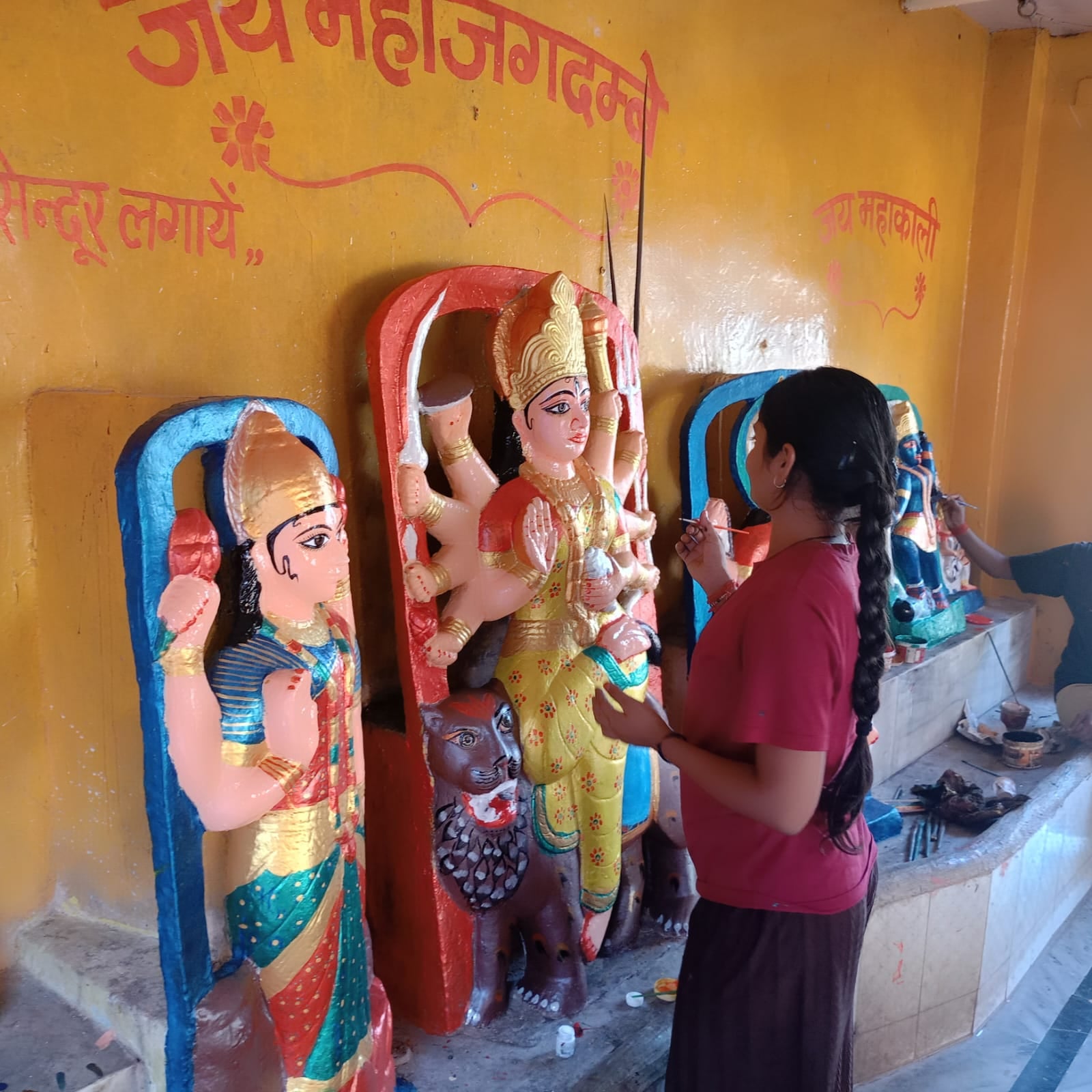 फोटो न- 09 सीकेटीपी 11 शंकर बाजार में मां भगवती सज्जा करते पुजारी। संवाद