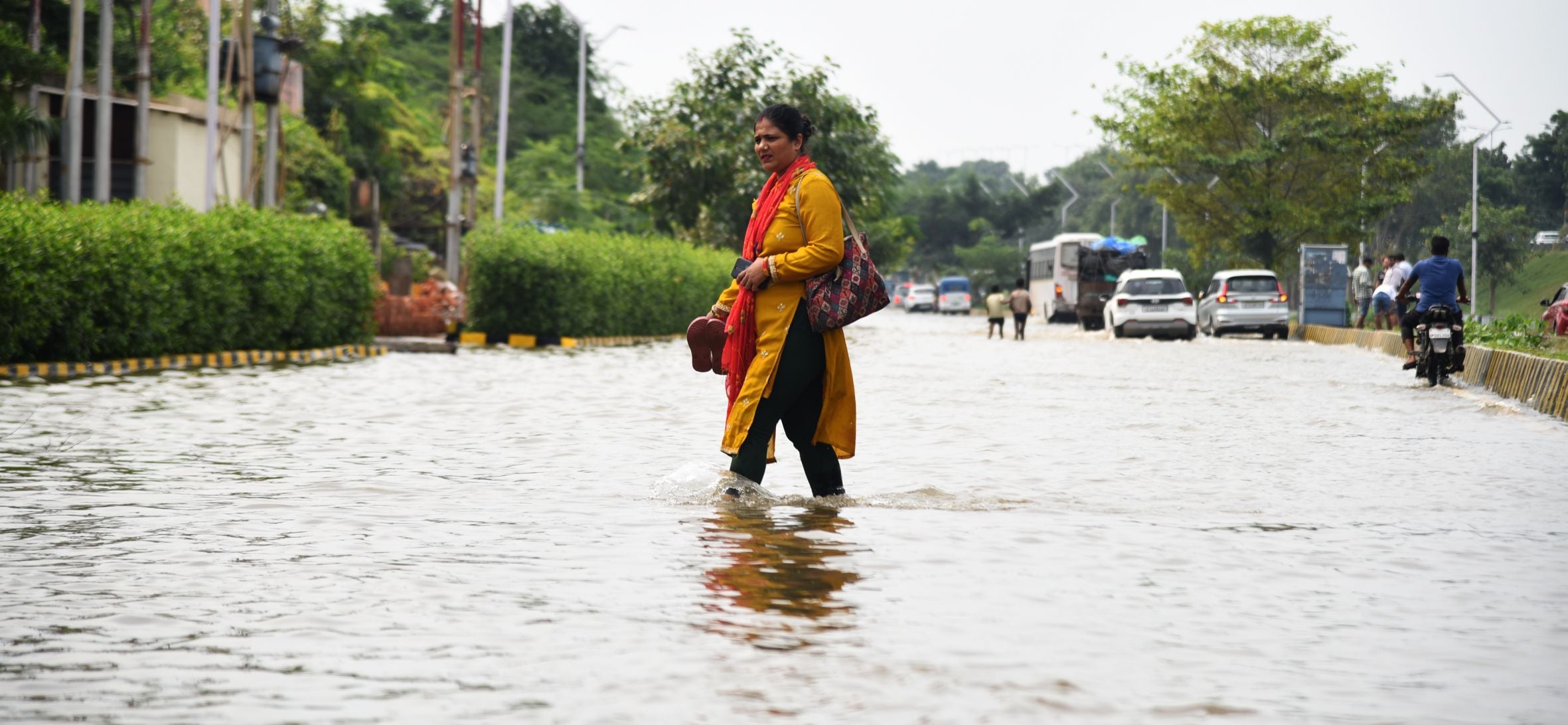 गोमतीनगर विस्तार इलाके में बृहस्पतिवार को कई इलाके जलमग्न रहे। 