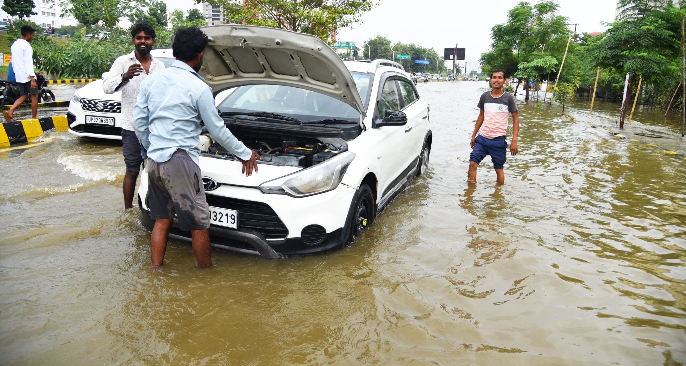 गोमतीनगर विस्तार इलाके में बृहस्पतिवार को कई इलाके जलमग्न रहे। 