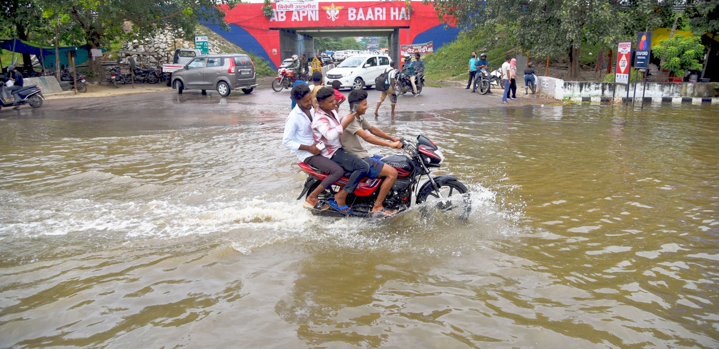 गोमतीनगर विस्तार इलाके में बृहस्पतिवार को कई इलाके जलमग्न रहे। 