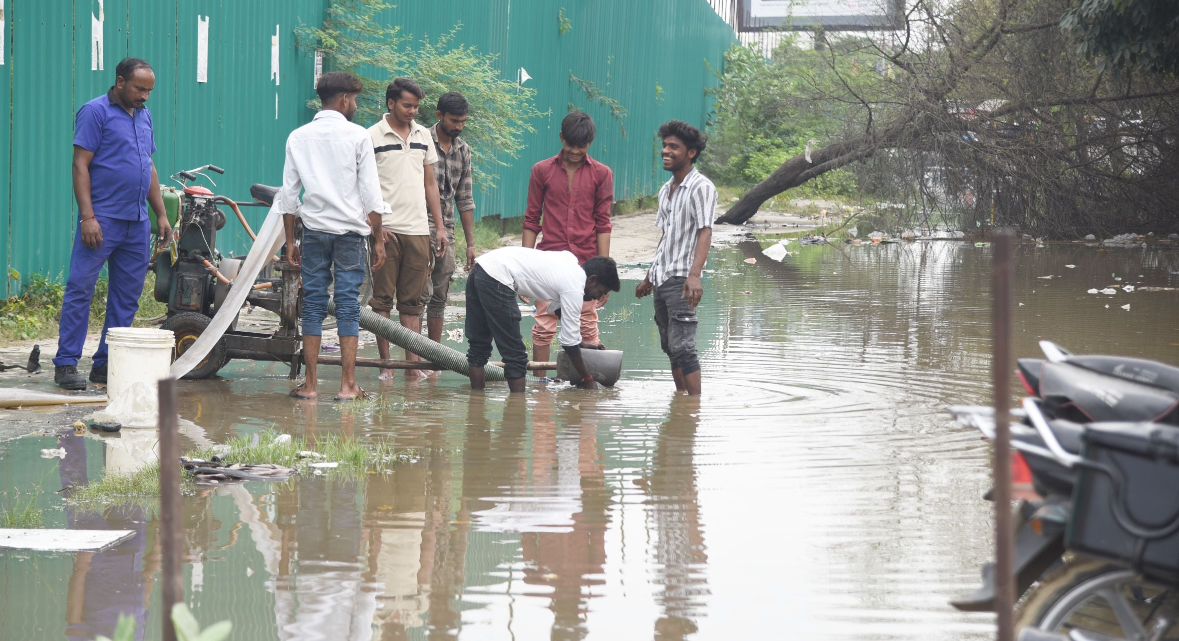 गोमतीनगर विस्तार इलाके में बृहस्पतिवार को कई इलाके जलमग्न रहे। 