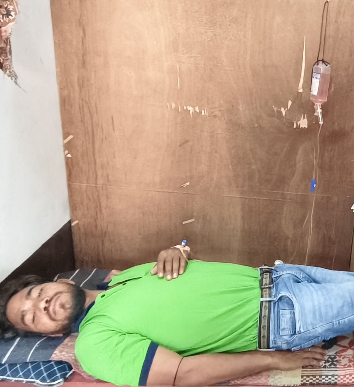 गांव में घर पर ड्रिप चढ़वाती महिला। संवाद गांव में घर पर ड्रिप चढ़वाती महिला। संवाद