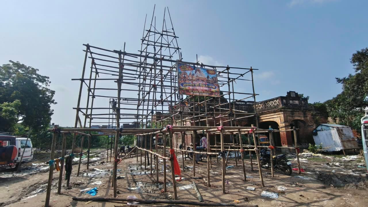 हल्दी क्षेत्र के पंडितपुरा गांव में दुर्गा पूजा के लिए पंडाल बनाते कारीगर।संवाद हल्दी क्षेत्र के पंडितपुरा गांव में दुर्गा पूजा के लिए पंडाल बनाते कारीगर।संवाद