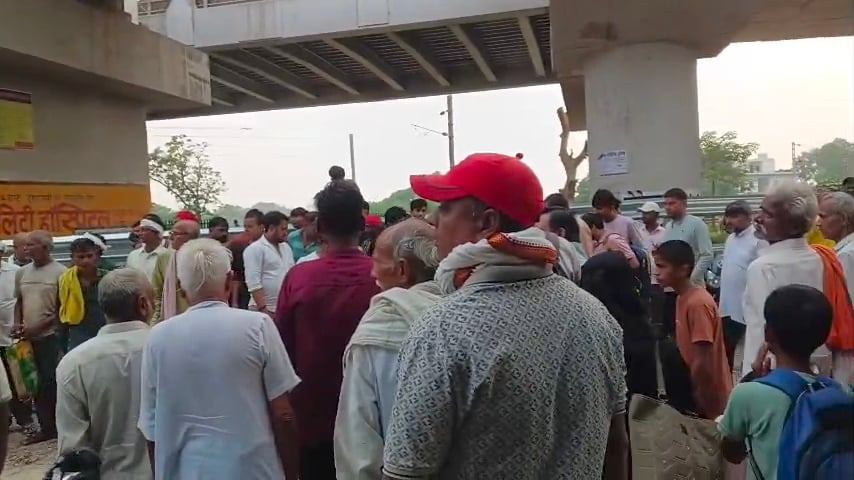 जगतपुर फोटो। जगतपुर फ्लाई ओवर के नीचे गिरा पढ़ा बाइक सवार युवक