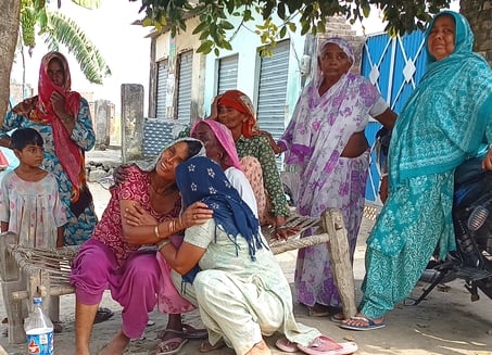 जलीलपुर के गांव जमालुदीनपुर में ट्रैक्टर चढ़ाने से हुई तीन लोगों की मौत के विरोध में सड़क पर जलीलपुर के गांव जमालुदीनपुर में ट्रैक्टर चढ़ाने से हुई तीन लोगों की मौत के विरोध में सड़क पर