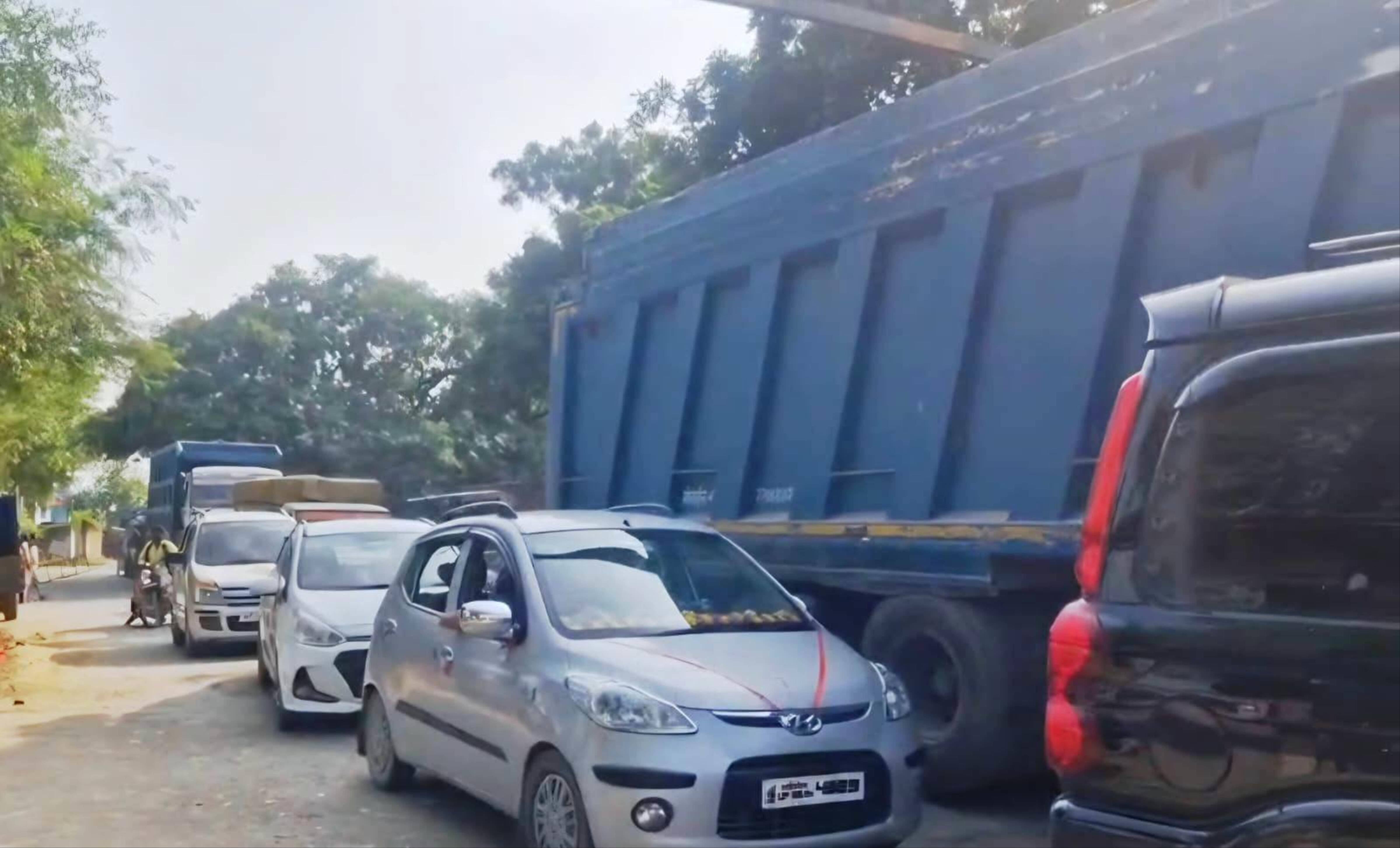 जमानिया रेलवे स्टेशन बाईपास के पास रेलवे ट्रेक पर काम करते रेल कर्मी। संवाद