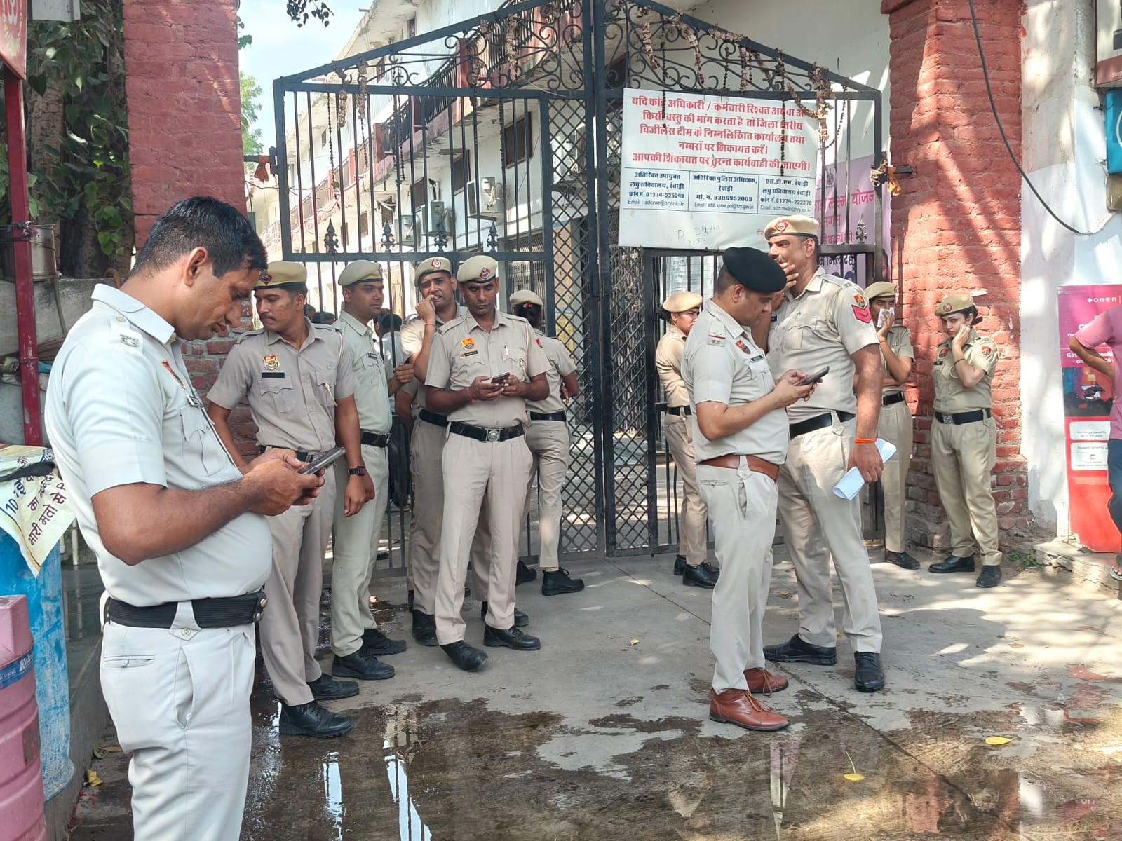 जीत की खुशी पर निखिल मांढैया भाजपा जिलाध्यक्ष वंदना पोपली को मिठाई खिलाते। संवाद