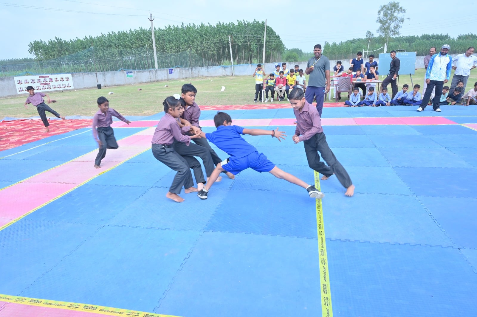 कबड्डी प्रतियोगिता के दौरान प्रतिद्वंद्वी को दबोचते खिलाड़ी। संवाद कबड्डी प्रतियोगिता के दौरान प्रतिद्वंद्वी को दबोचते खिलाड़ी। संवाद