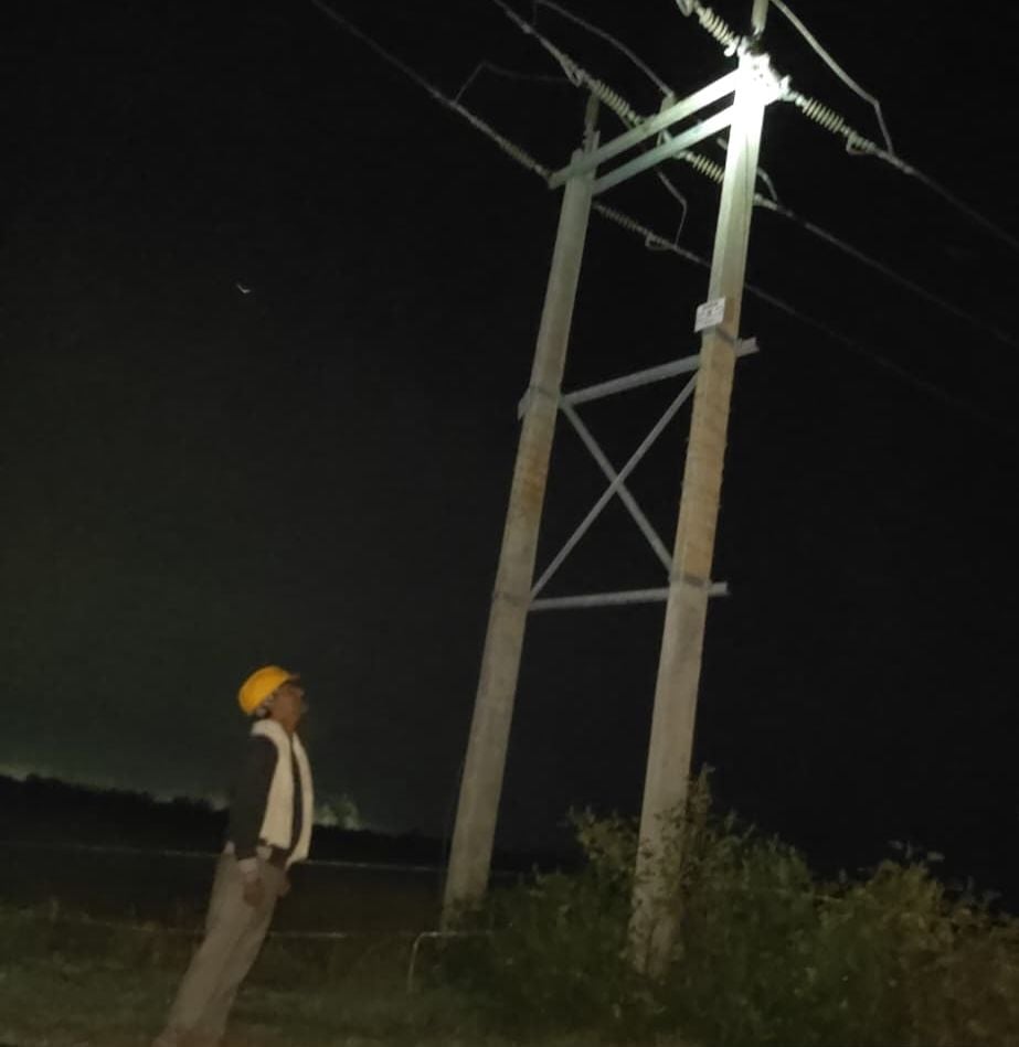 कलान में आंधी के कारण बिजली खंभा का एक ओर झुक गया। स्रोत: निगम कलान में आंधी के कारण बिजली खंभा का एक ओर झुक गया। स्रोत: निगम
