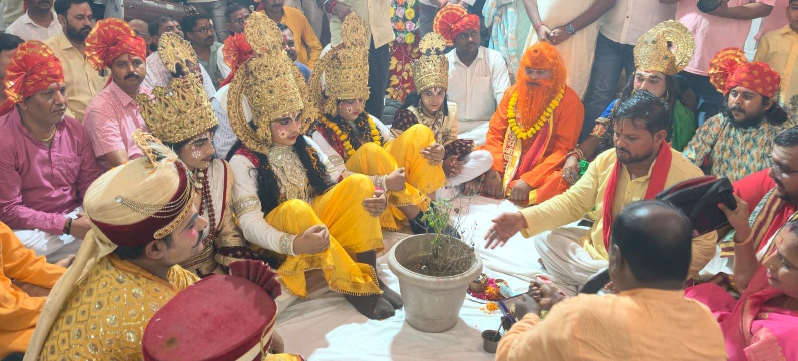 करनैलगंज में रामलीला में परशुराम-लक्ष्मण संवाद का मंचन करते कलाकार। - संवाद