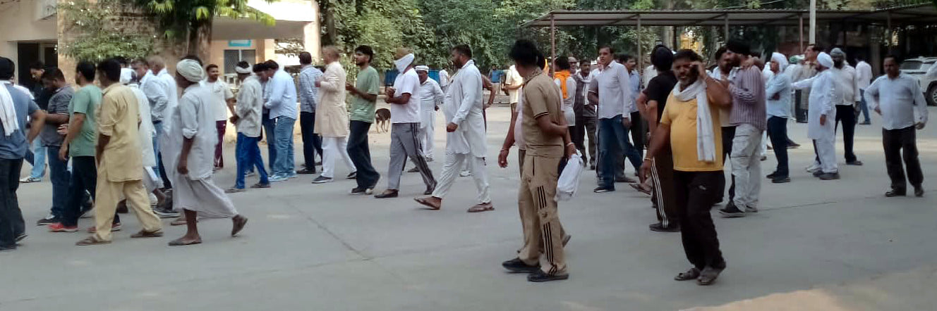 किसानों ने मंडी कार्यालय और गेटों पर सात घंटे तक जड़े ताले