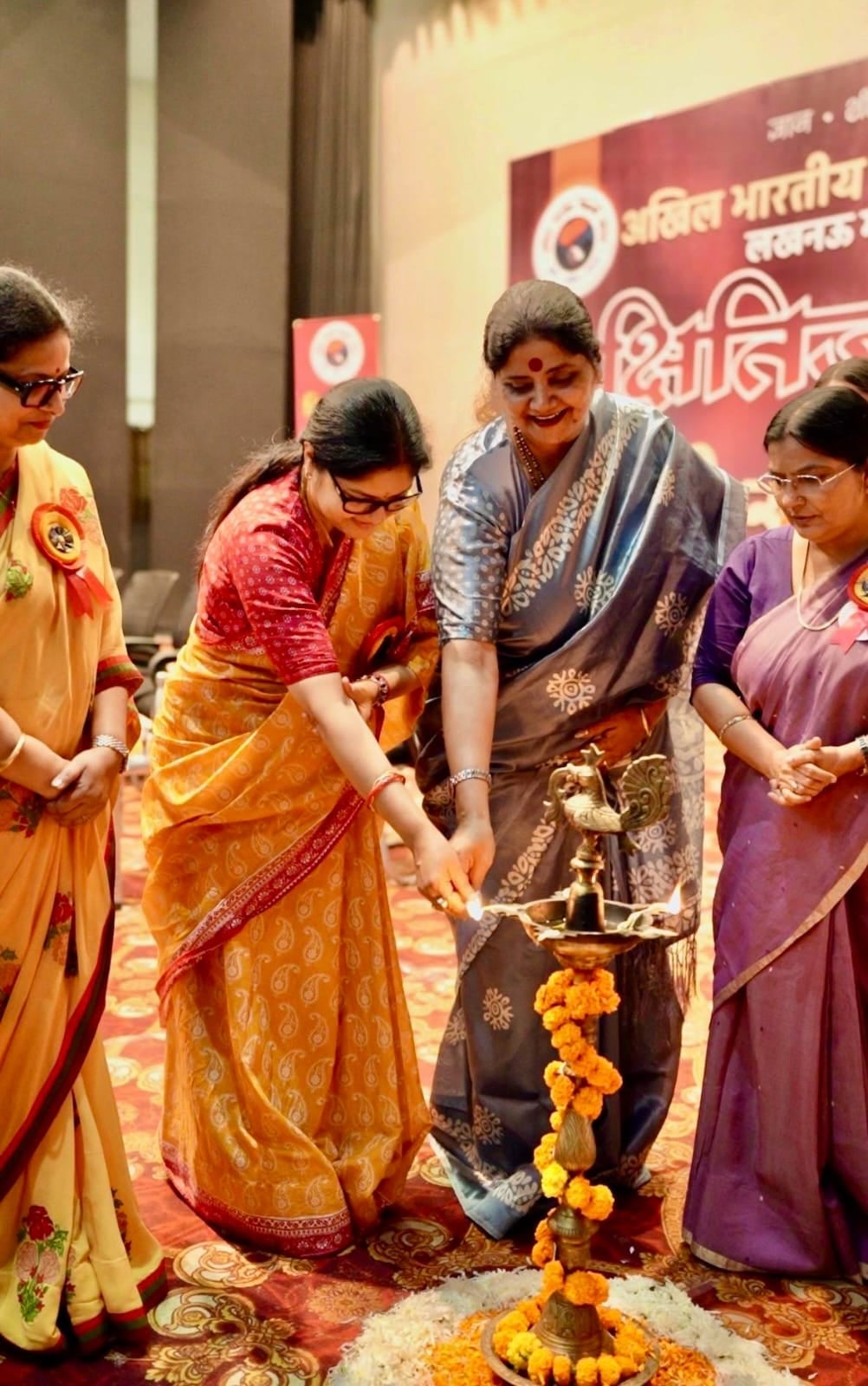 क्षितिजा आँगन से अंतरिक्ष युवती सम्मेलन का दीप जलाकर उद्धघाटन करतीउच्च शिक्षा राज्य मंत्री श्री क्षितिजा आँगन से अंतरिक्ष युवती सम्मेलन का दीप जलाकर उद्धघाटन करतीउच्च शिक्षा राज्य मंत्री श्री