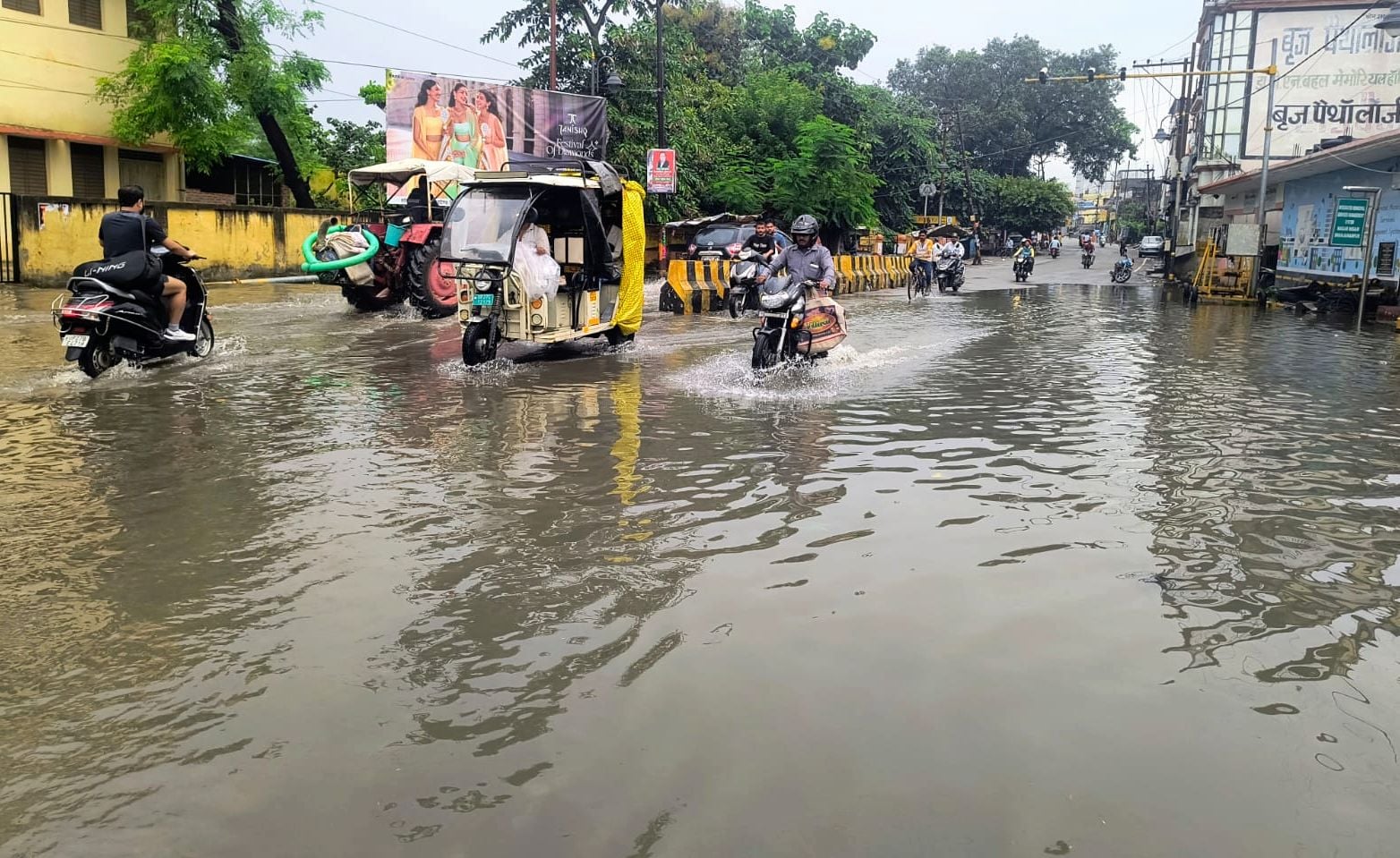 खुदागंज में पानी से खराब हुई फसल दिखाता किसान रमेश। संवाद खुदागंज में पानी से खराब हुई फसल दिखाता किसान रमेश। संवाद