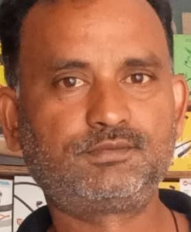 खुदागंज में पानी से खराब हुई फसल दिखाता किसान रमेश। संवाद खुदागंज में पानी से खराब हुई फसल दिखाता किसान रमेश। संवाद