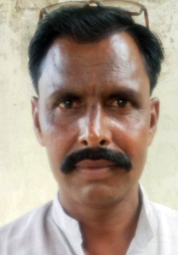 खुदागंज में पानी से खराब हुई फसल दिखाता किसान रमेश। संवाद खुदागंज में पानी से खराब हुई फसल दिखाता किसान रमेश। संवाद
