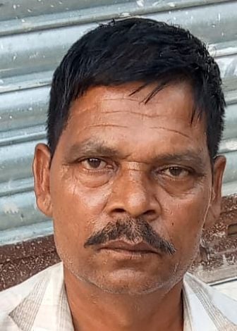 खुदागंज में पानी से खराब हुई फसल दिखाता किसान रमेश। संवाद खुदागंज में पानी से खराब हुई फसल दिखाता किसान रमेश। संवाद