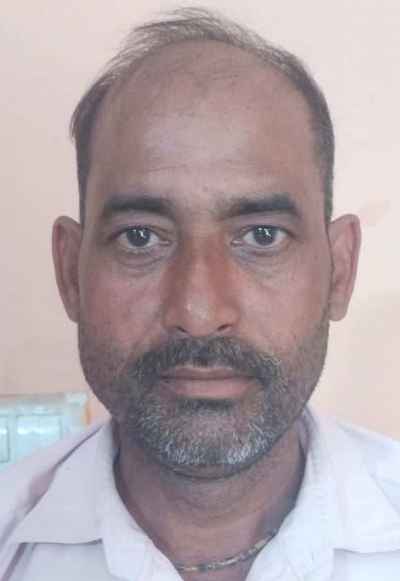 खुदागंज में पानी से खराब हुई फसल दिखाता किसान रमेश। संवाद खुदागंज में पानी से खराब हुई फसल दिखाता किसान रमेश। संवाद
